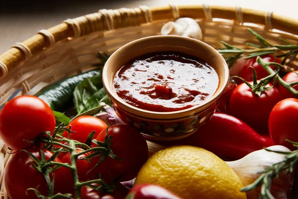 Close View Delicious Tomato Sauce Fresh Ripe Vegetables Basket — Stock Photo, Image