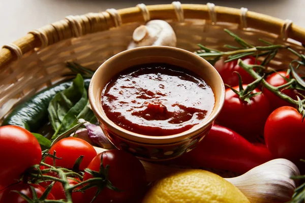 Вкусный Томатный Соус Свежими Зрелыми Овощами Корзине — стоковое фото