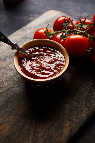 Deliziosa Salsa Pomodoro Ciotola Con Cucchiaio Vicino Pomodori Tavola Legno — Foto Stock