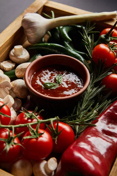 Fuoco Selettivo Foglie Basilico Salsa Pomodoro Vicino Funghi Pomodorini Rossi — Foto Stock