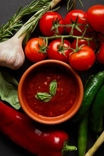 Widok Góry Dojrzałych Pomidorów Wiśniowych Czosnek Sos Pomidorowy Misce Rozmaryn — Zdjęcie stockowe