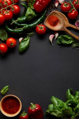 Kırmızı kiraz domatesleri, kasede domates sosu, biberler, bitkiler ve siyah biberler.