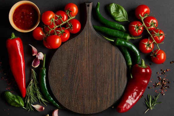 Top View Chopping Board Ripe Cherry Tomatoes Garlic Cloves Rosemary — Stock Photo, Image