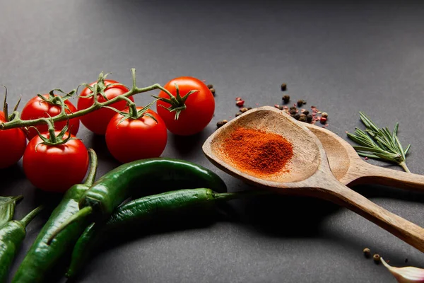 Rote Kirschtomaten Rosmarin Pfefferkörner Holzlöffel Mit Paprikapulver Und Grüne Chilischoten — Stockfoto