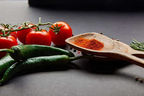 Tomates Cereja Orgânicos Alecrim Pimenta Colheres Madeira Com Páprica Pimentas — Fotografia de Stock