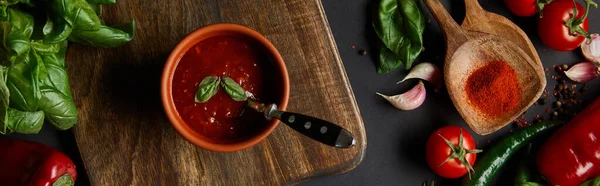 Pozioma Uprawa Pomidorów Wiśniowych Sosu Pomidorowego Pieprzu Ziół Zielonej Papryki — Zdjęcie stockowe