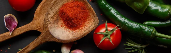 Concepto Horizontal Tomates Rojos Cereza Hierbas Chiles Cerca Cucharas Con — Foto de Stock