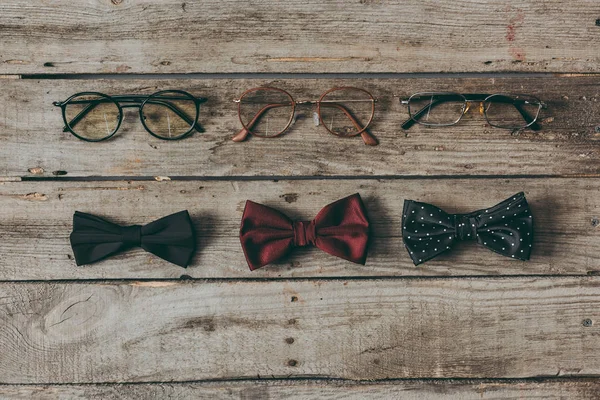 Stylish eyeglasses and bow ties — Stock Photo