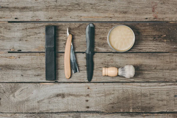 Оборудование для бритья на деревянном столе — стоковое фото