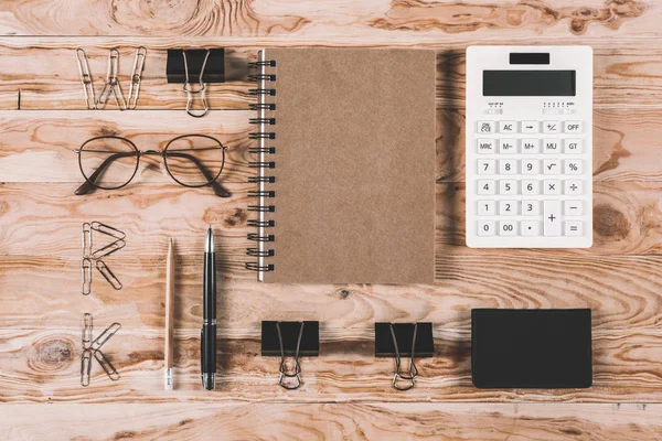 Calculatrice avec lunettes et fournitures de bureau sur table — Photo de stock