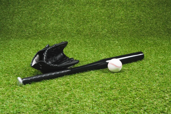 Бейсбольна бита і м'яч — стокове фото