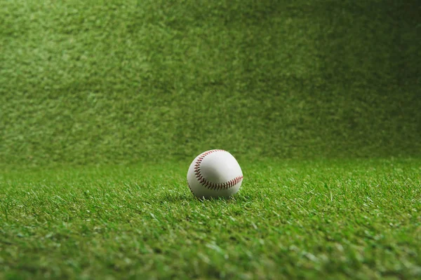 Pelota de béisbol en hierba - foto de stock