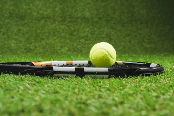 Raqueta de tenis y pelota - foto de stock