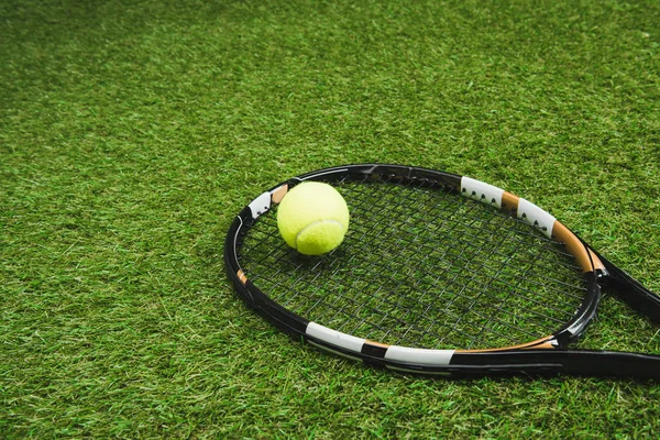 Raqueta de tenis y pelota - foto de stock