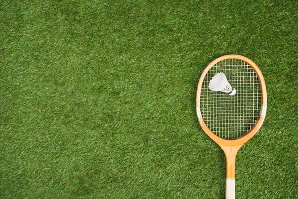 Racchetta badminton con volano sull'erba — Foto stock