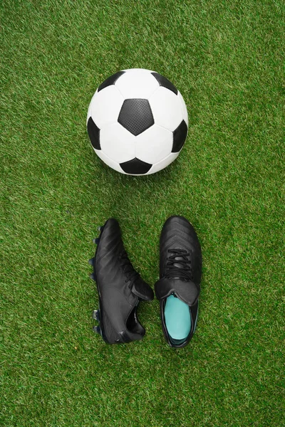 Pelota de fútbol con zapatos deportivos - foto de stock