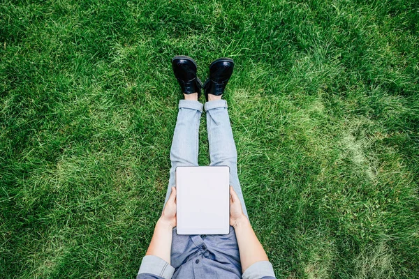 Person mit digitalem Tablet — Stockfoto