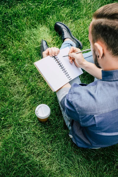 Homem escrevendo no caderno — Fotografia de Stock