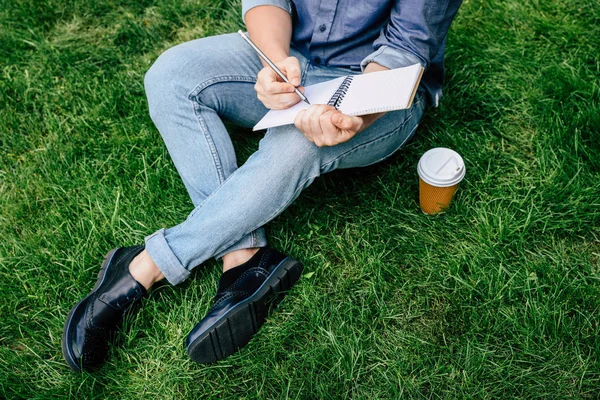 Homem escrevendo no caderno — Fotografia de Stock