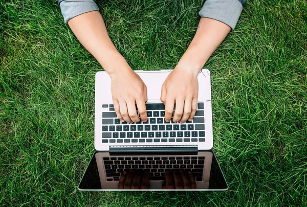 Person mit Laptop — Stockfoto