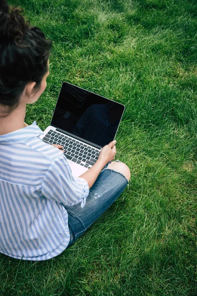 Personne utilisant un ordinateur portable — Photo de stock