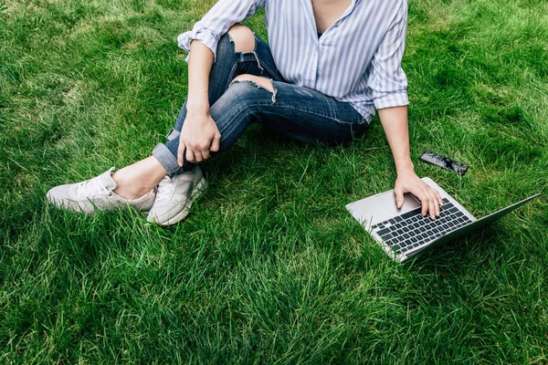 Mujer usando portátil - foto de stock