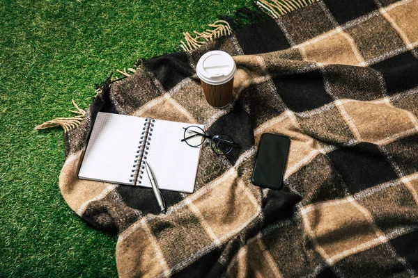 Notebook em branco sobre cobertor — Fotografia de Stock
