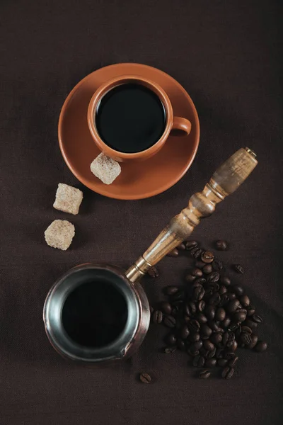 Керамічна чашка кави з коричневим цукром — стокове фото
