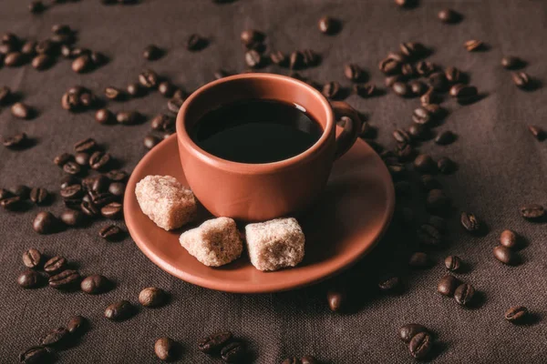 Tasse de café en céramique avec sucre brun — Photo de stock