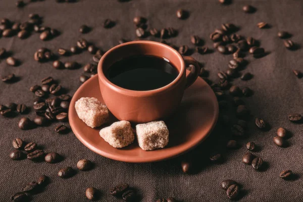 Ceramic coffee cup with brown sugar — Stock Photo