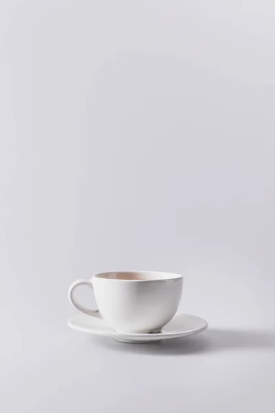 Tasse de café blanche sur la soucoupe — Photo de stock