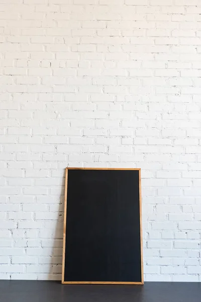 Quadro negro em moldura de madeira — Fotografia de Stock