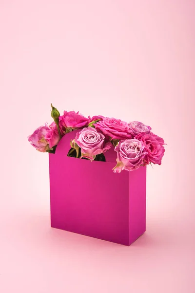 Rosas rosadas en caja de papel - foto de stock