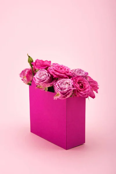 Rosas rosadas en caja de papel - foto de stock