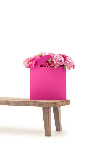 Roses en boîte de papier sur banc — Photo de stock