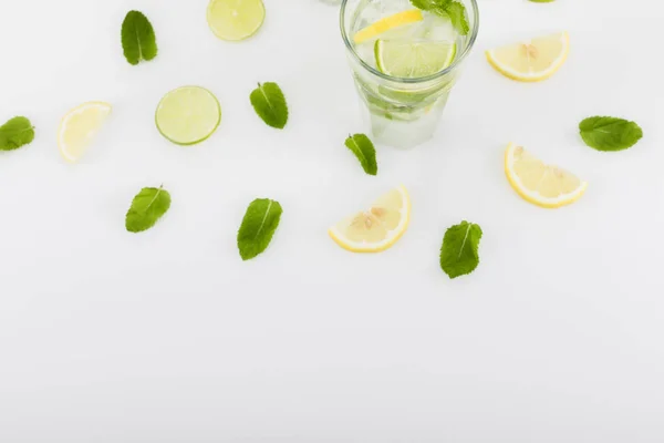 Bebida de verão com citrinos e hortelã — Fotografia de Stock