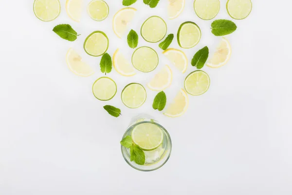 Sommergetränk mit Zitrusfrüchten und Minze — Stockfoto