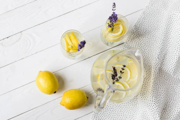 Limonada cítrica con lavanda - foto de stock