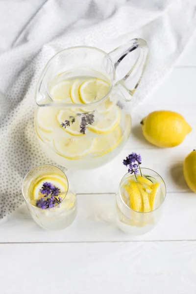 Limonata agli agrumi con lavanda — Foto stock