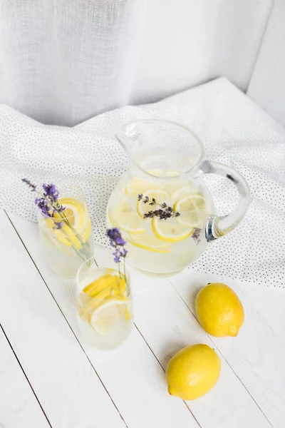 Limonata agli agrumi con lavanda — Foto stock