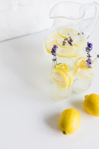 Limonata fatta in casa con lavanda — Foto stock