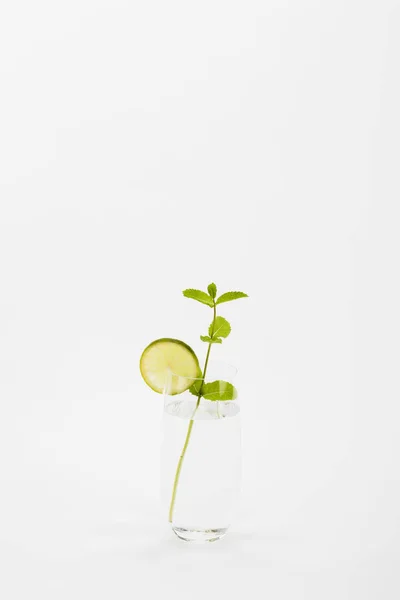 Bebida refrescante com limão — Fotografia de Stock