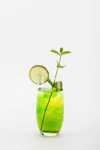 Refreshing drink with lime — Stock Photo