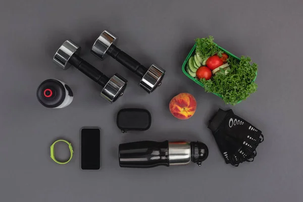Sombrillas con ensalada de verduras y gadgets - foto de stock