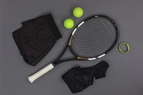 Equipamiento de tenis y ropa deportiva - foto de stock
