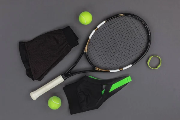 Equipamiento de tenis y ropa deportiva - foto de stock
