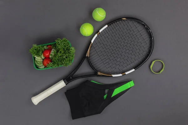 Équipement de tennis et vêtements de sport — Photo de stock