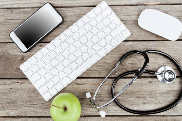 Appareils numériques et pomme fraîche — Photo de stock