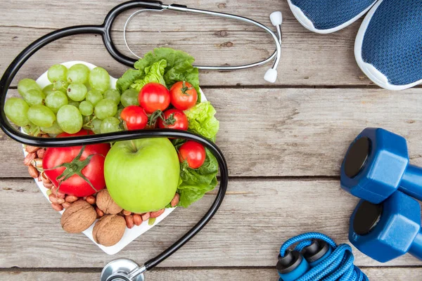 Estetoscópio, alimentos orgânicos e equipamentos esportivos — Fotografia de Stock