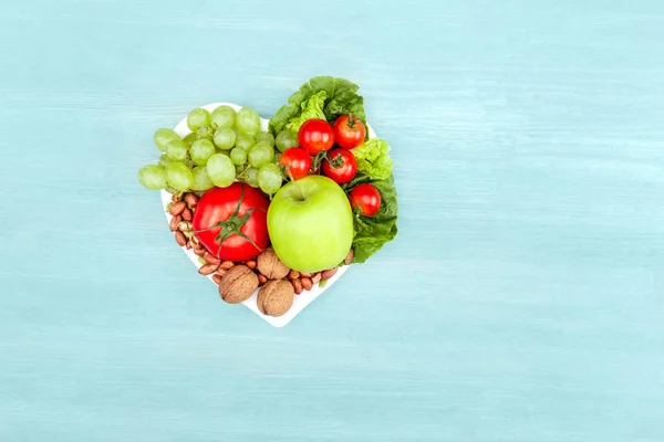 Органические овощи и фрукты на тарелке — стоковое фото